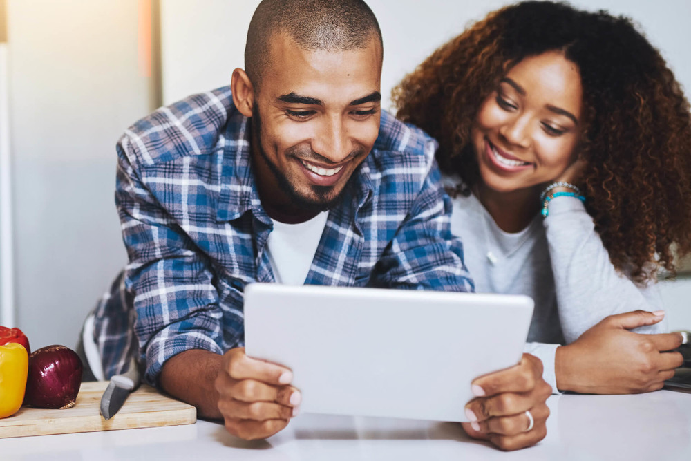 Couple investing together in real estate crowdfunding